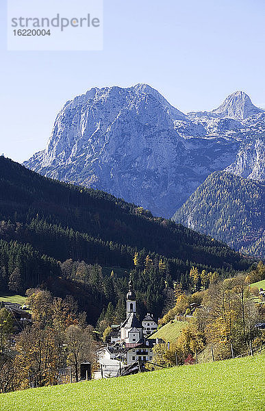 Deutschland,  Bayern,  Kapelle mit Bergen im Hintergrund