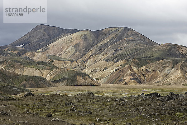 Island,  Berglandschaft mit bewölktem Himmel