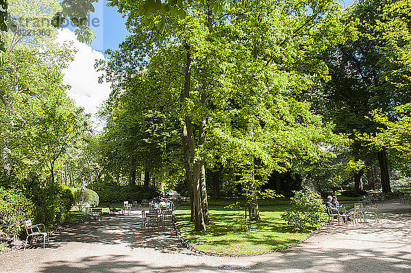 Stühle und Menschen beim Ausruhen in den Luxemburger Gärten,  Paris,  Frankreich