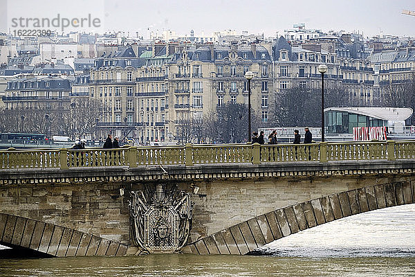 Europa,  Ile de France,  Frankreich,  Paris,  die überlaufende Seine im Januar 2018. Die Pont des Invalides.