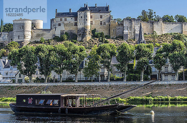 Frankreich,  Zentral-Val de Loire,  Indre-et-Loire,  Königliche Festung von Chinon,  Vienne und Boot.