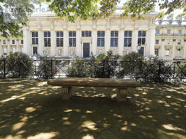 Der Dauphine-Platz bietet Schatten unter Bäumen vor dem Justizpalast,  Paris,  Frankreich