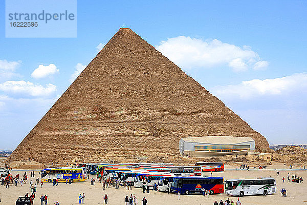 Ägypten,  Kairo,  Touristen vor der Pyramide von Kheops.