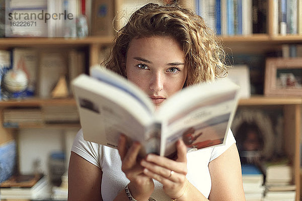 Mädchen im Teenageralter und der Alltag. Lesen