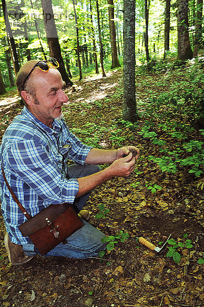 Schweiz,  Waadt,  Dorf Bonvillars am Neuenburgersee,  Franck Siffert,  ein Trüffelexperte hat gerade einen Trüffel im Unterholz gefunden