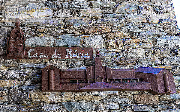 Spanien,  Katalonien,  Pyrenäen,  Vall de Nuria,  Dorf Queralbs (10. Jahrhundert),  Casa de Nuria (Haus der Nuria) Platte mit dem Motiv des Heiligtums