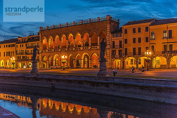 Italien,  Venetien,  Padua,  Prato Della Valle (18. Jahrhundert),  Loggia Amulea (17. Jahrhundert) und Statuen berühmter Männer aus Padua entlang des Kanals