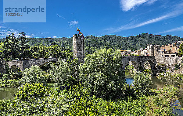 Spanien,  Katalonien,  Provinz Girona,  Besalu,  befestigte mittelalterliche Brücke über den Fluss Fluvia (11. Jahrhundert)