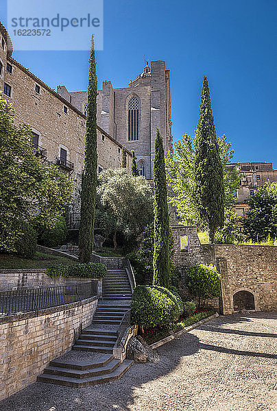 Spanien,  Katalonien,  Girona,  Passeig Arqueologic am Fuße der Stadtmauern