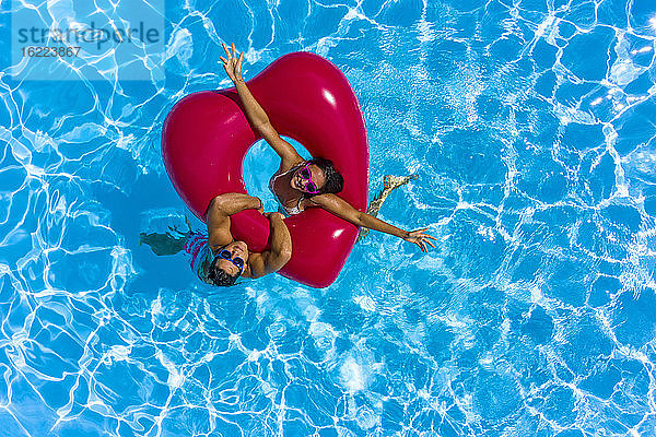 Junges erwachsenes Paar in einem Schwimmbad