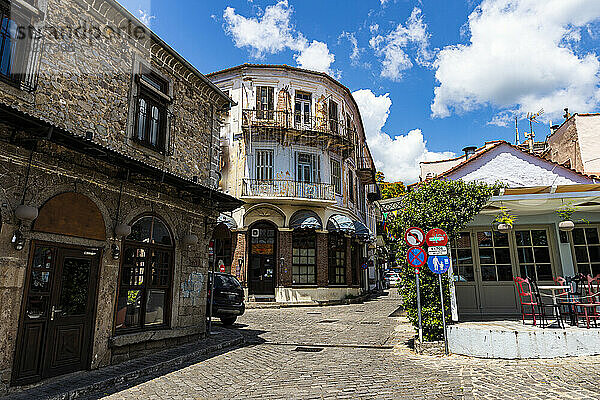 Griechenland,  Ostmazedonien und Thrakien,  Xanthi,  Alte osmanische Häuser entlang einer leeren Kopfsteinpflasterstraße