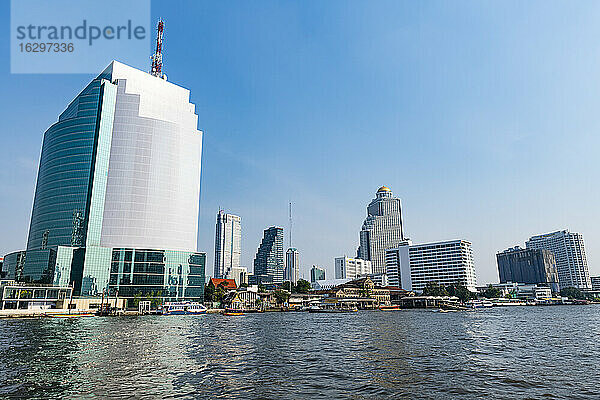Thailand,  Bangkok,  Fluss Chao Phraya und Wolkenkratzer am Wasser