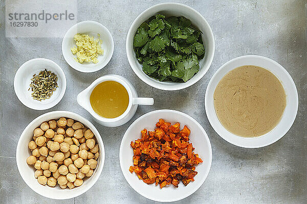Schalen mit Zutaten für Karotten-Fenchel-Hummus auf Metall,  erhöhte Ansicht