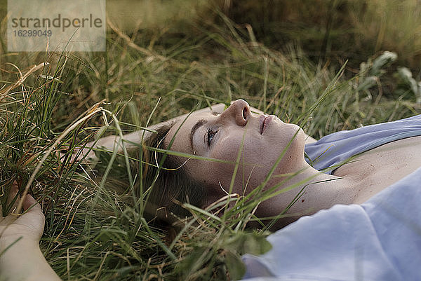 Schöne Frau entspannt im Gras