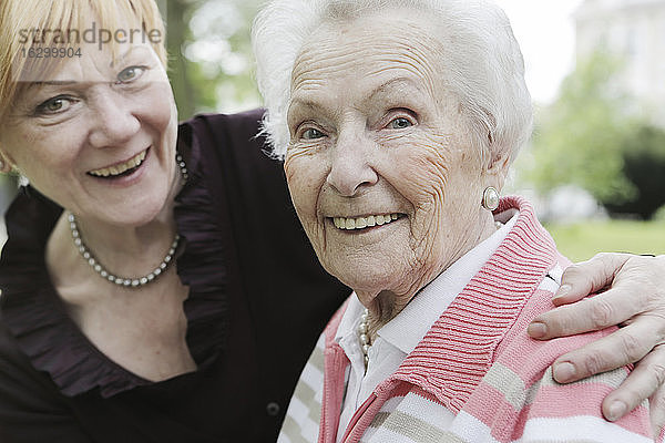 Deutschland,  Nordrhein-Westfalen,  Köln,  Porträt einer älteren Frau und einer reifen Frau,  lächelnd