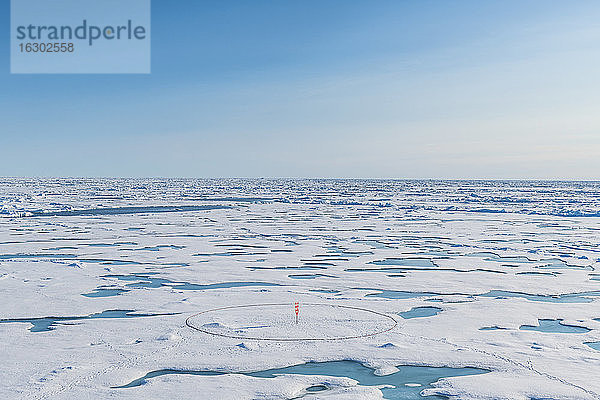 Luftaufnahme einer runden Markierung,  die auf dem schmelzenden Eis des Nordpols aufgestellt wurde