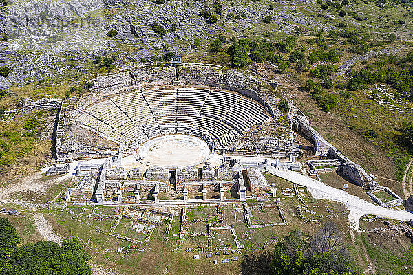 Griechenland,  Ostmakedonien und Thrakien,  Filippoi,  Luftaufnahme des antiken Amphitheaters in Philippi an einem sonnigen Tag