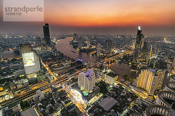 Thailand,  Bangkok,  Luftaufnahme der Hauptstadt im Zentrum bei Sonnenuntergang