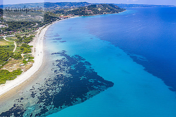 Griechenland,  Kassandra,  Luftaufnahme von Possidi Beach im Sommer