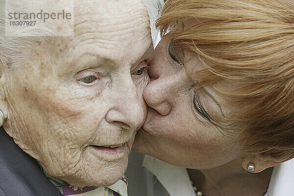 Deutschland,  Nordrhein-Westfalen,  Köln,  Reife Frau küsst ältere Frau,  Nahaufnahme