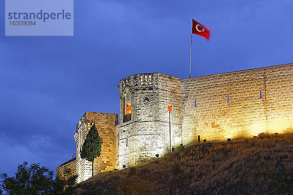 Türkei,  Gaziantep,  Zitadelle am Abend