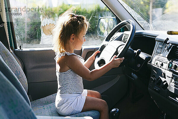 Mädchen fährt Wohnmobil