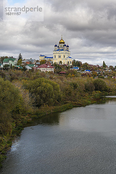 Russland,  Gebiet Lipezk,  Jelez,  Jelez-Kathedrale mit Blick auf den Fluss Bystraya Sosna