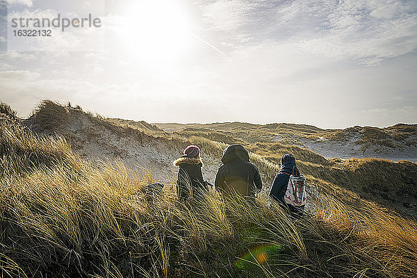 Dänemark,  Henne Strand,  Menschen wandern in Dünenlandschaft