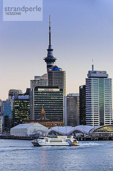 Skyline von Auckland in der Abenddämmerung,  Neuseeland