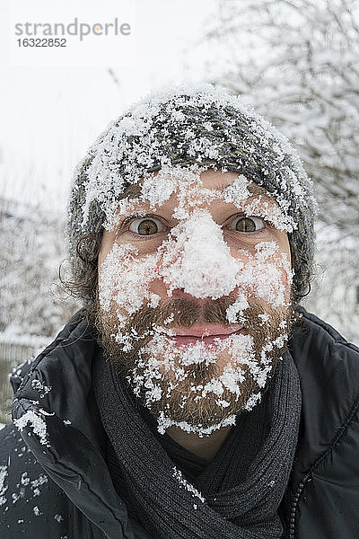Porträt eines Mannes mit Schnee im Gesicht