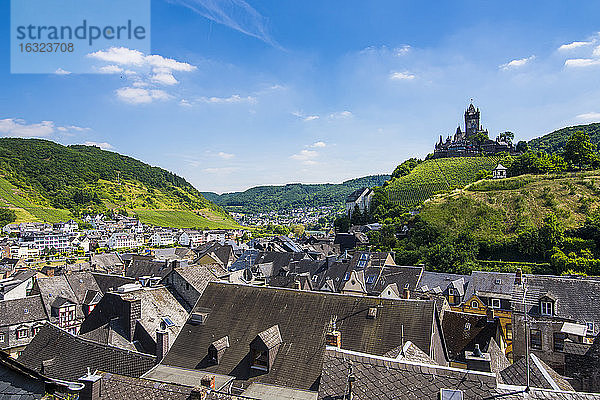 Deutschland,  Rheinland-Pfalz,  Moseltal,  Blick über die Dächer von Cochem mit der Burg im Hintergrund