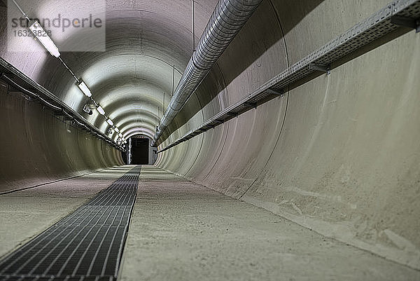 Deutschland,  Baden-Württemberg,  Tunnel eines Wehrs