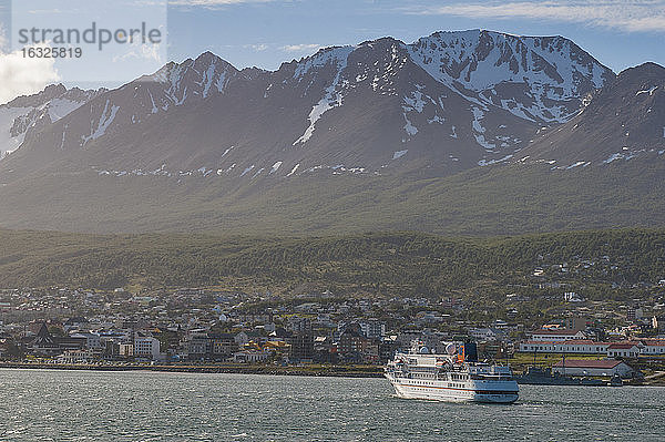 Kreuzfahrtschiff in Ushuaia,  Tierra del Fuego,  Argentinien,  Südamerika