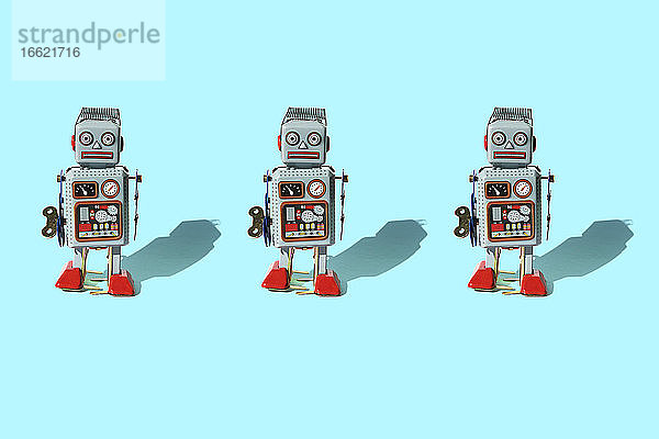 Studioaufnahme von drei alten Spielzeugrobotern