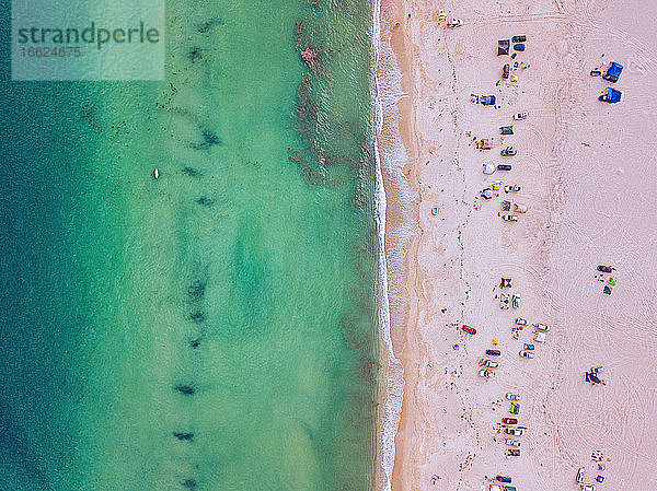 Luftaufnahme von Menschen,  die sich am Strand von Triozerye entspannen