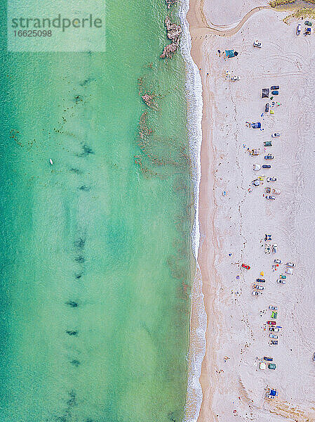 Luftaufnahme von Menschen,  die sich am Strand von Triozerye entspannen