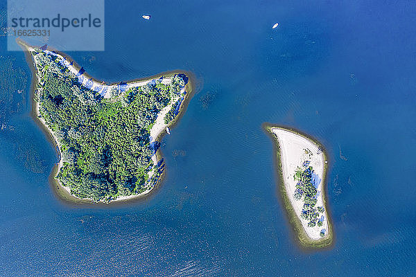Luftaufnahme von zwei Inseln im See De Bijland