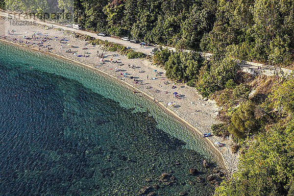 Griechenland,  Preveza,  Parga,  Menschen entspannen sich am Valtos Strand im Sommer