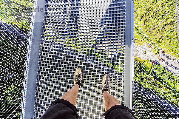 Österreich,  Beine eines älteren Mannes auf der Highline stehend179