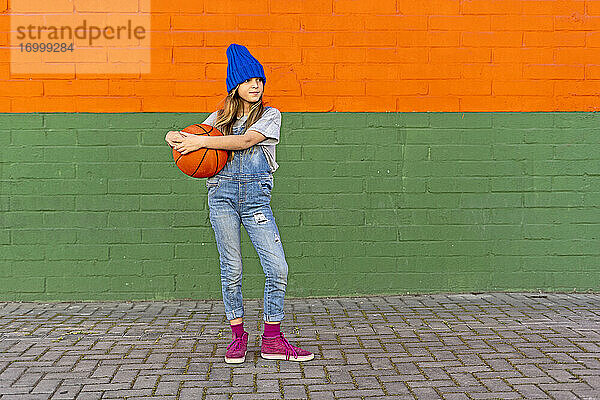 Junges Mädchen mit Basketball