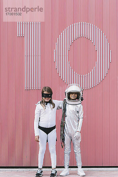 Zwei Kinder in Astronauten- und Superheldenkostümen