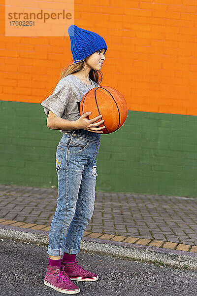 Junges Mädchen mit Basketball