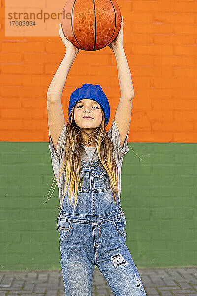Junges Mädchen spielt Basketball