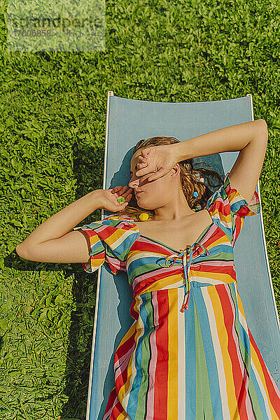 Frau entspannt auf Sonnenliege