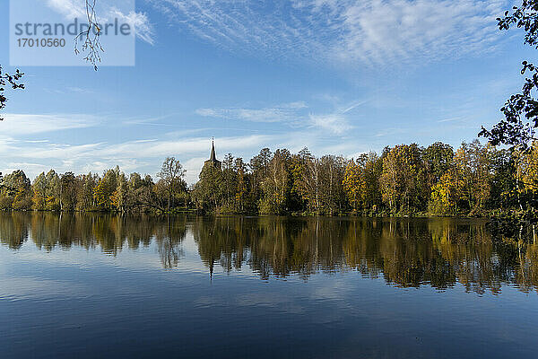Landschaftlicher Blick auf einen ruhigen See mit Bäumen gegen den Himmel im Wald