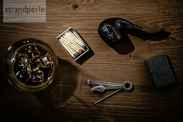 Streichholzschachtel,  Glas Whiskey,  Rauchpfeife und 3-in-1-Tschechisches Werkzeug