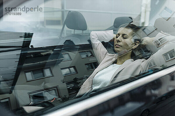 Geschäftsfrau entspannt im Auto