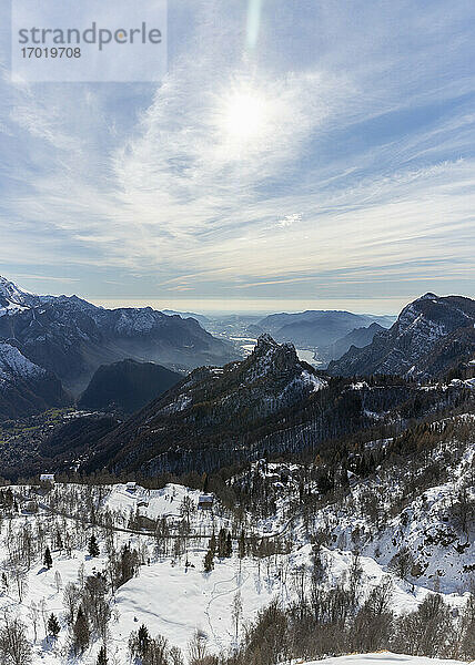 Landschaftliche Ansicht der schneebedeckten Berge gegen den Himmel,  Orobische Alpen,  Lecco,  Italien