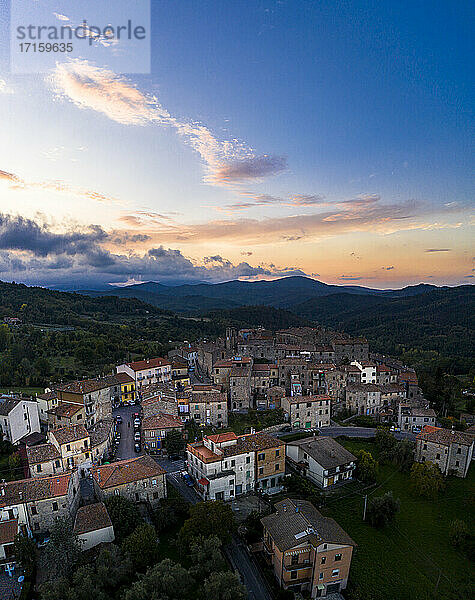 Italien,  Toskana,  Provinz Grosseto,  Torniella,  Piloni,  Luftaufnahme eines Bergdorfes