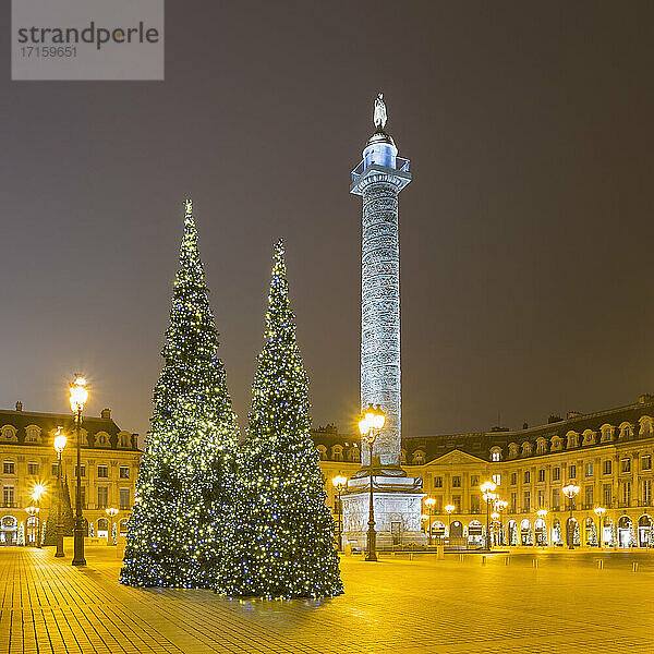 Frankreich,  Ile-de-France,  Paris,  Weihnachtsbäume auf dem beleuchteten Place Vendome bei Nacht